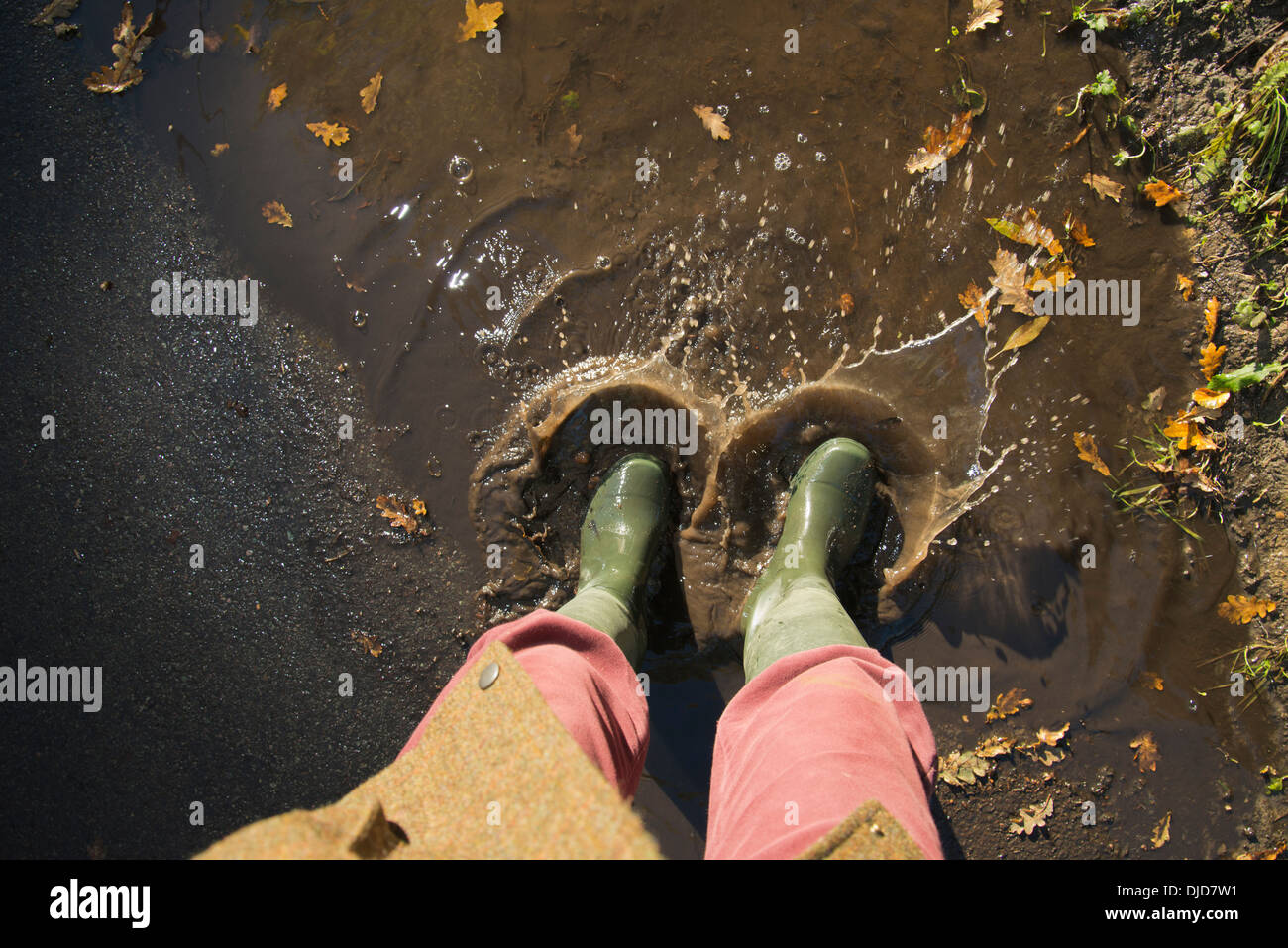 Gli spruzzi di scarponi in pozze fangose di acqua Foto Stock