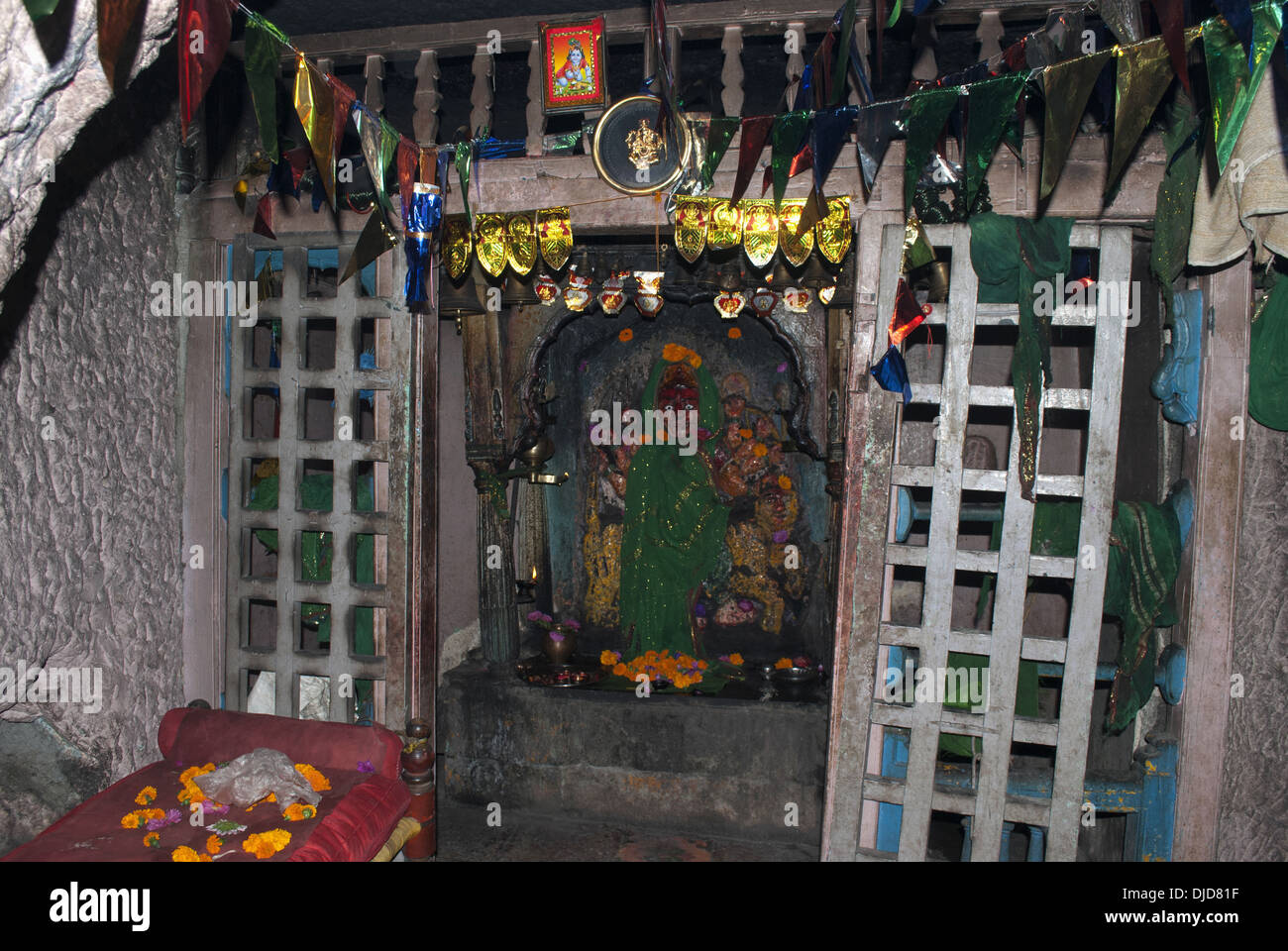 Immagine della dea Tulja in uno del vihara accanto alla circolare chaitya. Tulja rock-cut grotta, Junnar, Pune Dist. Foto Stock