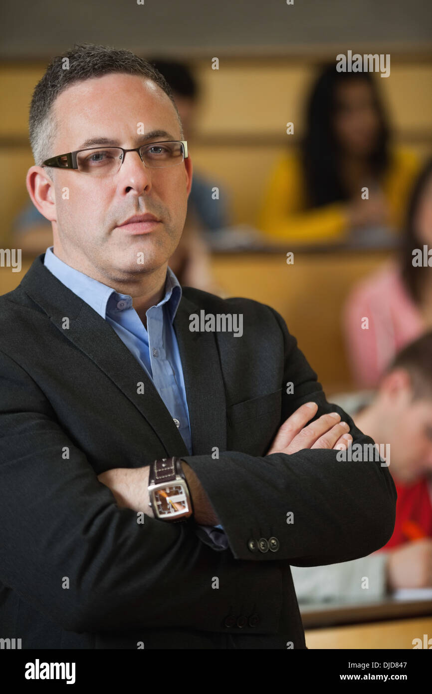 Docente accigliata a fotocamera nella parte anteriore della classe Foto Stock