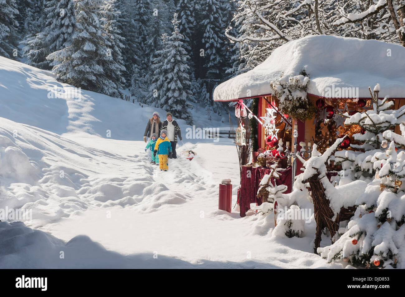 Austria, Altenmarkt, famiglia al mercatino di Natale Foto Stock