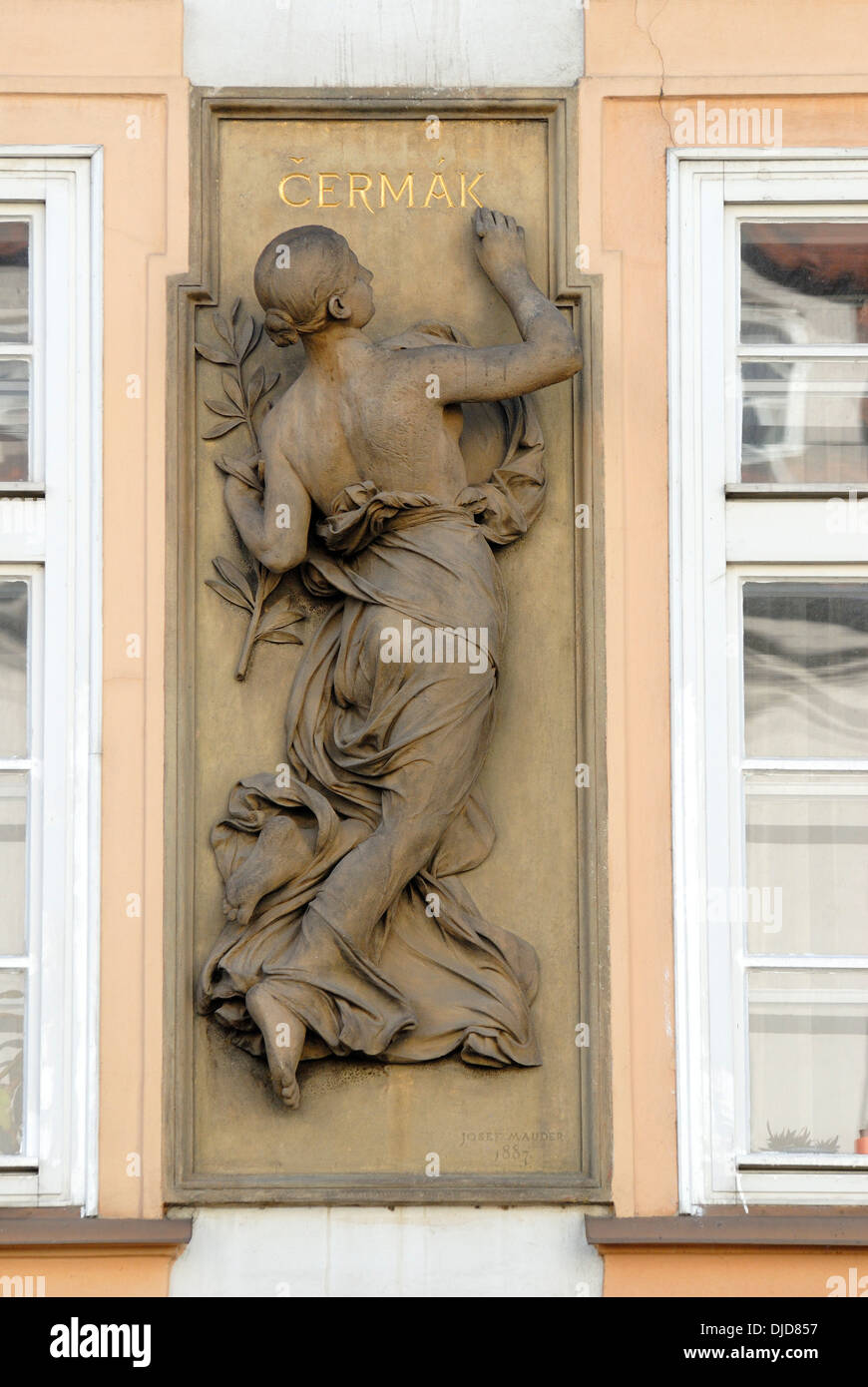 Praga, Repubblica Ceca. Art Nouveau (dettaglio da Josef Mauder, 1887) - donna scrivendo 'Cermak' sulla facciata di Betlemske namesti 10 Foto Stock