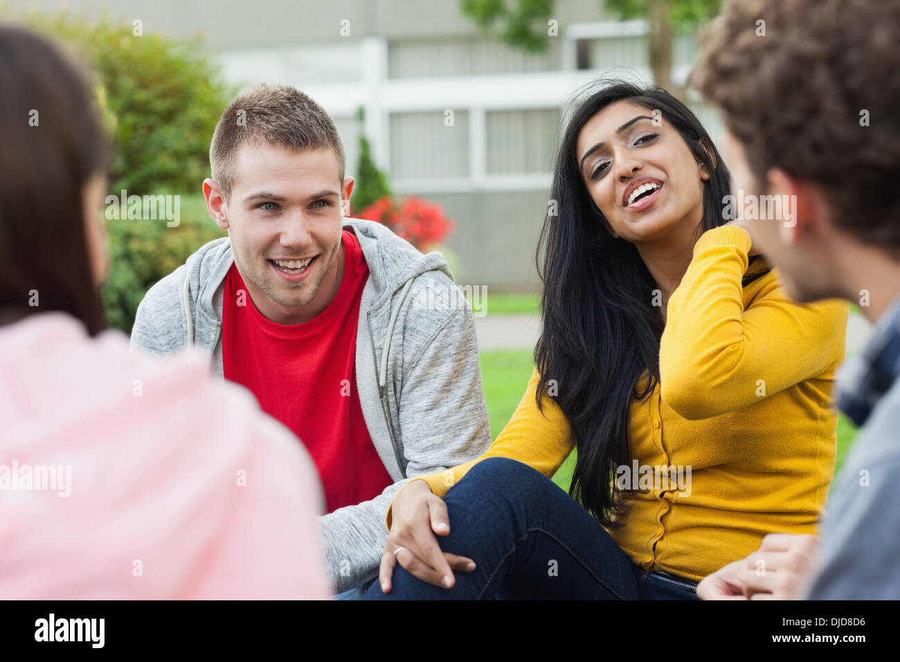 Felice giovani studenti prendendo una pausa al di fuori del campus Foto Stock