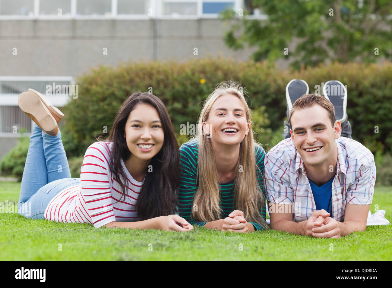 Felice giovani studenti sorridente in telecamera al di fuori del campus Foto Stock