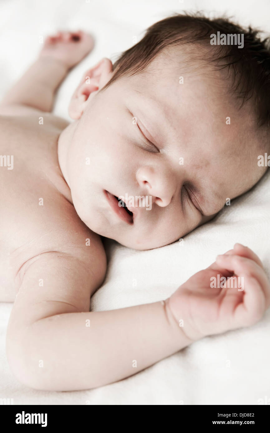 Ritratto di pelo neonato maschio, close-up Foto stock - Alamy