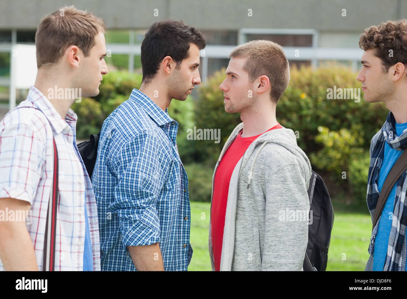 Due studenti maschi affacciata su off prima di una lotta del campus Foto Stock