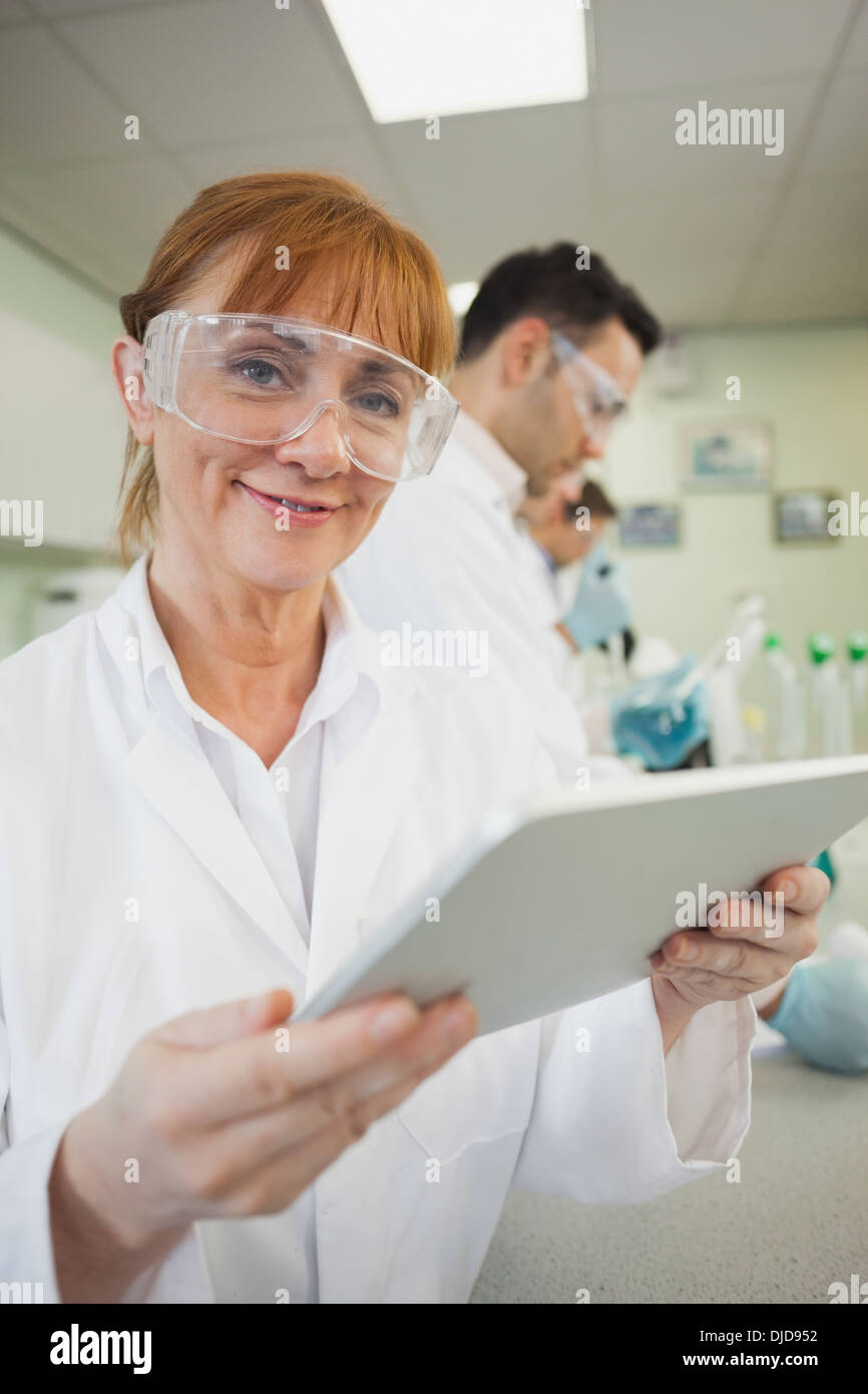 Femmina matura scienziato tenendo un tablet Foto Stock