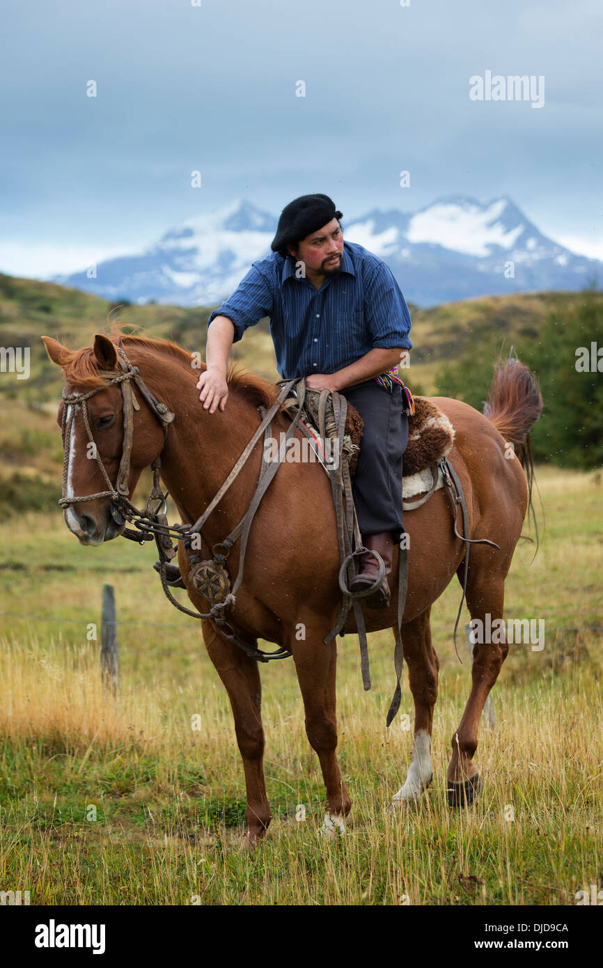 Gaucho seduto sul cavallo pronto per una corsa.Patagonia.Cile Foto Stock