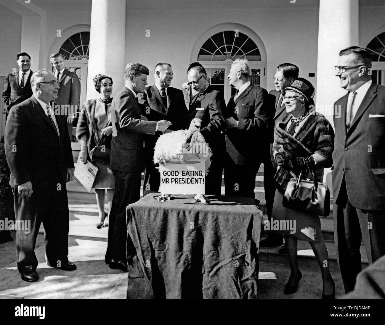 Il presidente statunitense John Fitzgerald Kennedy durante la presentazione del Ringraziamento Turchia nel Giardino delle Rose della Casa Bianca Novembre 19, 1963 a Washington, DC. Foto Stock