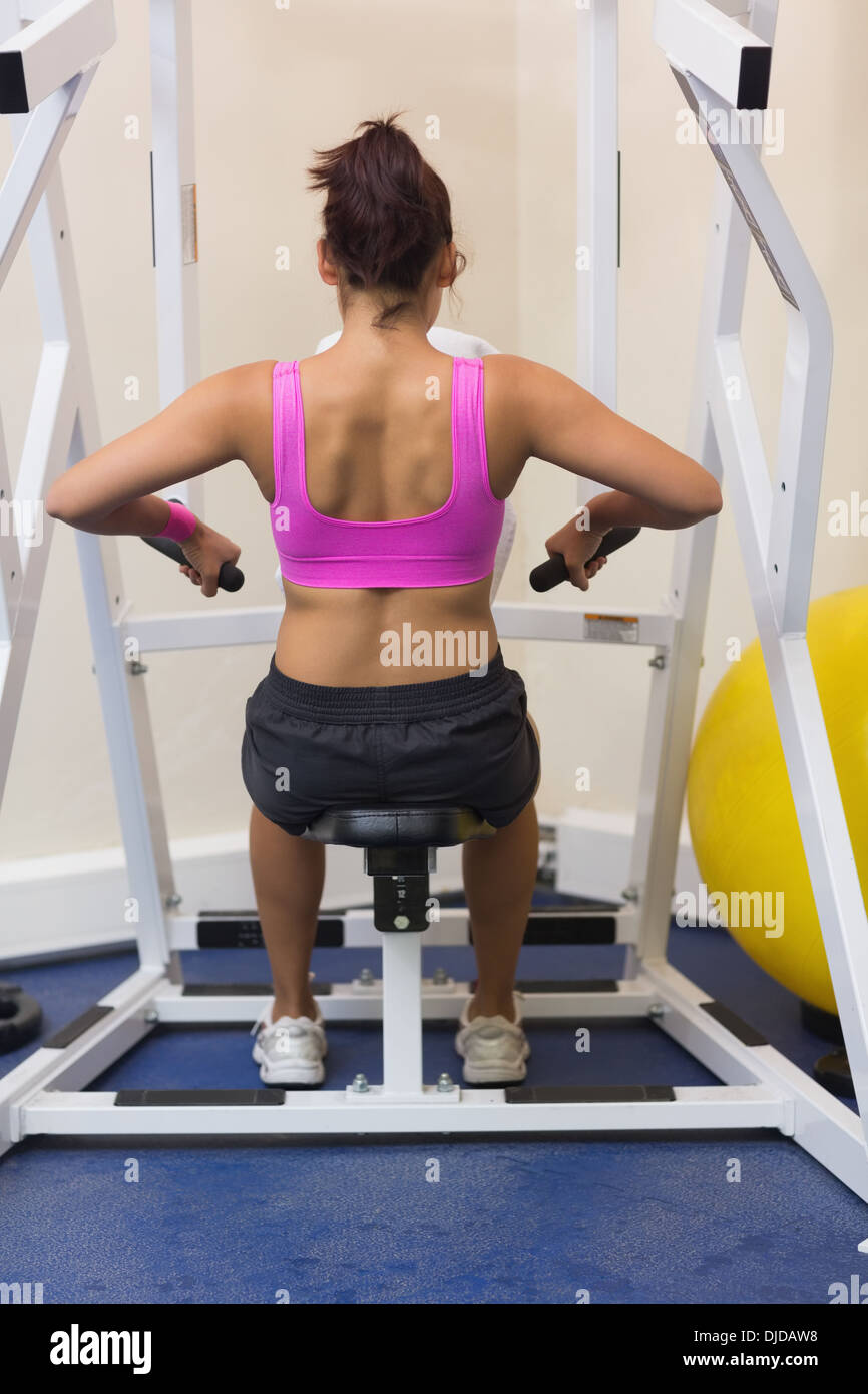 Tonica brunette formazione le braccia Foto Stock