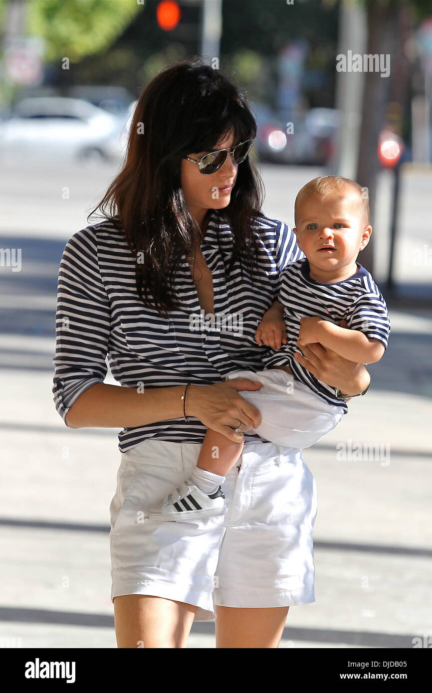 Selma Blair e figlio Arthur Saint teste a pranzo indossando bianco coordinato pantaloncini e maglietta a strisce di Los Angeles, California - 25.07.12 Foto Stock