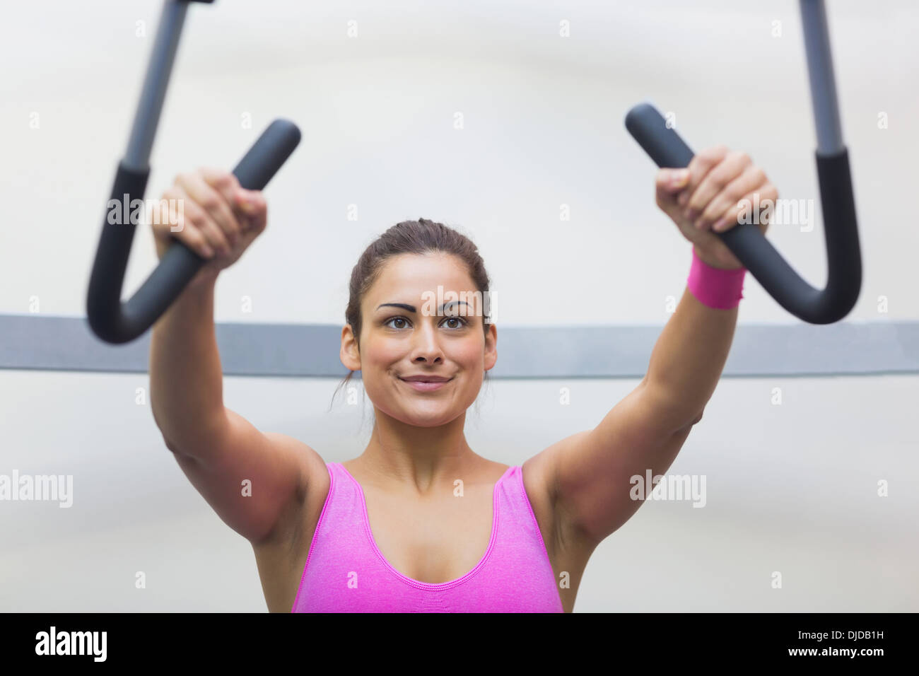 Contenuto tonica brunette formazione le braccia Foto Stock