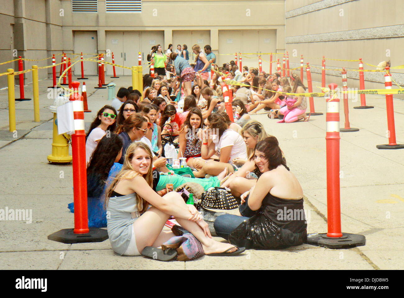 Cher Lloyd's "Brats' attendere pazientemente on line a partire dal 2 am cantante britannico Cher Lloyd soddisfare il suo 'Brats' ed esegue la sua nuova canzone "vogliono U Back' al Roosevelt Field Mall a Garden City New York, Stati Uniti d'America - 26.07.12 Foto Stock