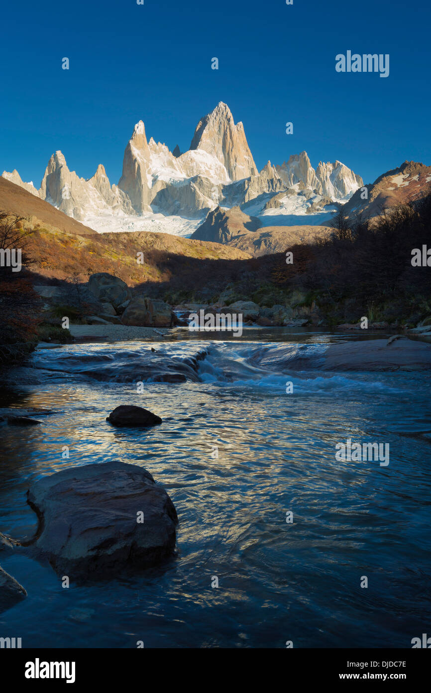 Arroyo del Salto fiume con Fitz Roy massiccio in background.Patagonia.Argentina Foto Stock