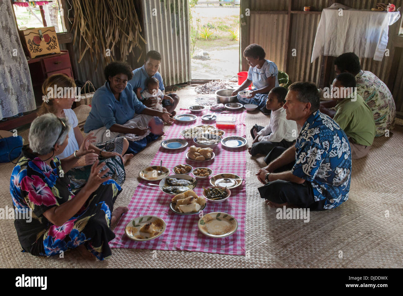 Equipaggio dalle due barche godetevi il pranzo della domenica a casa di meli e Jiko Yasabalavu dopo il servizio alla Chiesa Weslyan Muanaicake, Fulaga, Isole Figi Foto Stock