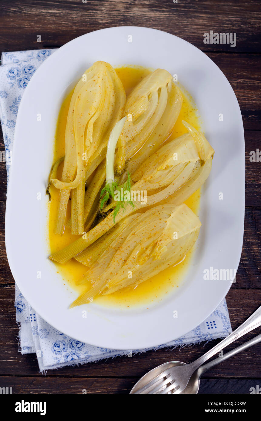 Preparate il finocchio in salsa di curry sul piatto di portata, studio shot Foto Stock