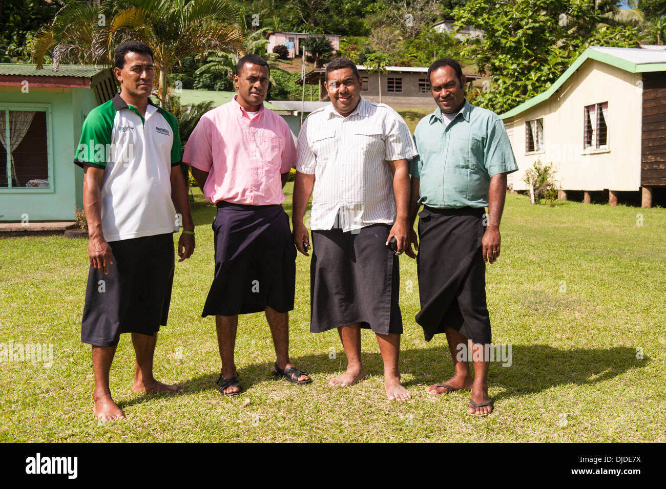 Le dogane, salute, immigrazione e funzionari di quarantena da Suva che ha volato a Vanua Balavu per cancellare in barca a vela nel rally. Isole Figi Foto Stock