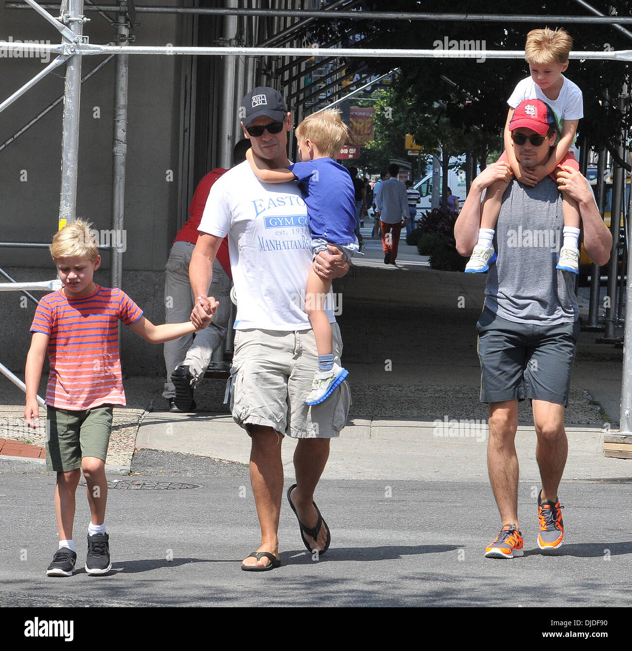 Simon Halls, Matt Bomer e figli Kit, Walker e Henry Matt Bomer e partner e con i loro tre figli di New York City, Stati Uniti d'America - 02.08.12 Foto Stock