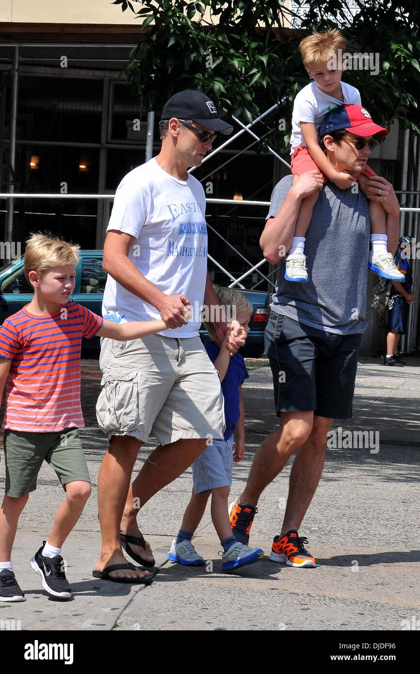 Simon Halls, Matt Bomer e figli Kit, Walker e Henry Matt Bomer e partner e con i loro tre figli di New York City, Stati Uniti d'America - 02.08.12 Foto Stock