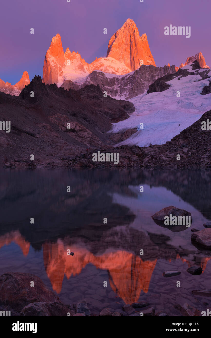 Colori rosa sul Fitz Roy massiccio e la sua riflessione nel Lago de los Tres in primo piano.Pategonia.Argentina Foto Stock