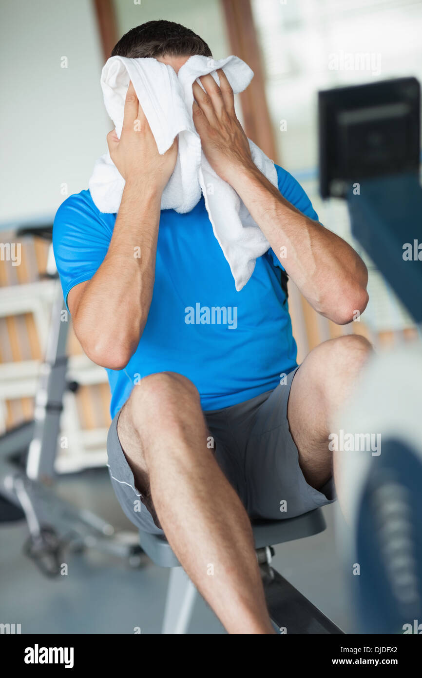 Stanco uomo faccia tergivetri mentre si lavora su una macchina di riga Foto Stock