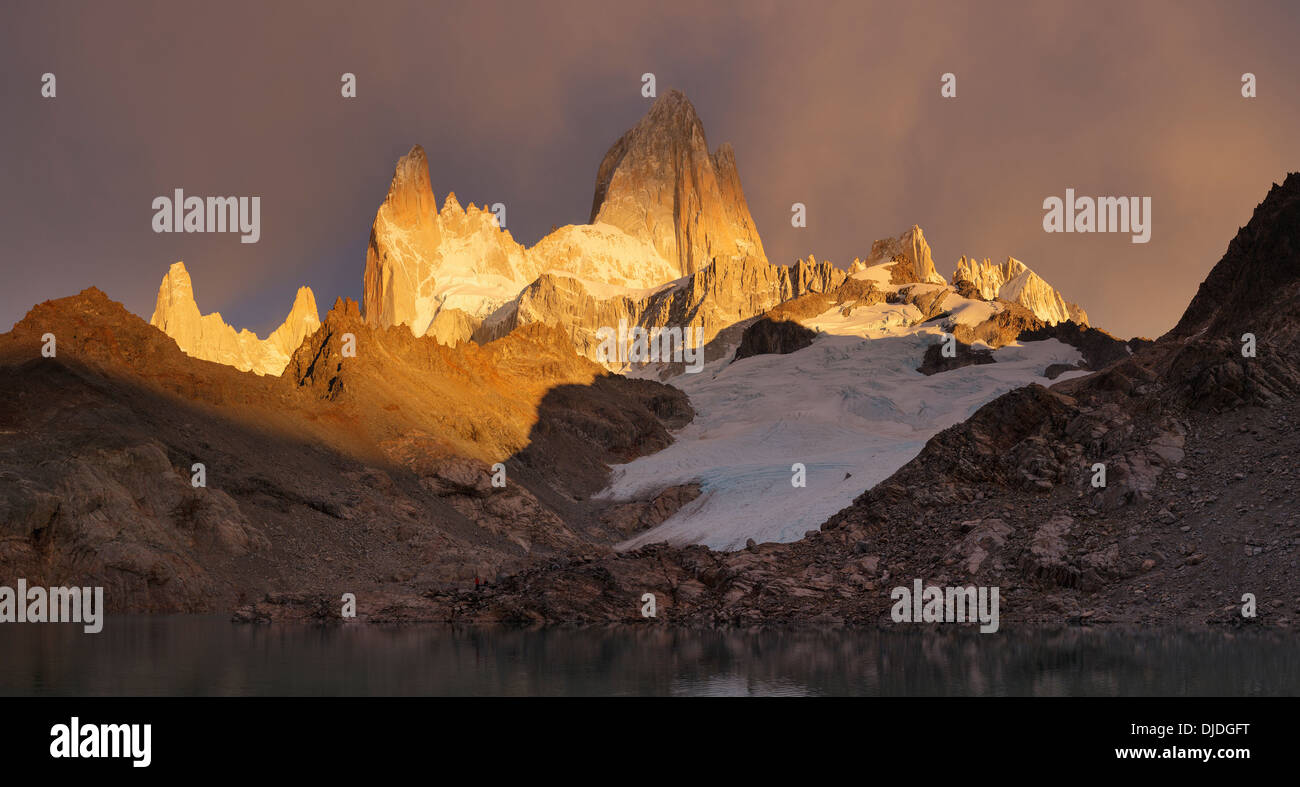 Vista panoramica di sunrise al Fitz Roy massiccio con Lago de los Tres in primo piano.Pategonia.Argentina Foto Stock