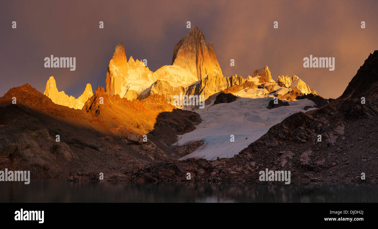 Vista panoramica di sunrise al Fitz Roy massiccio con Lago de los Tres in primo piano.Pategonia.Argentina Foto Stock