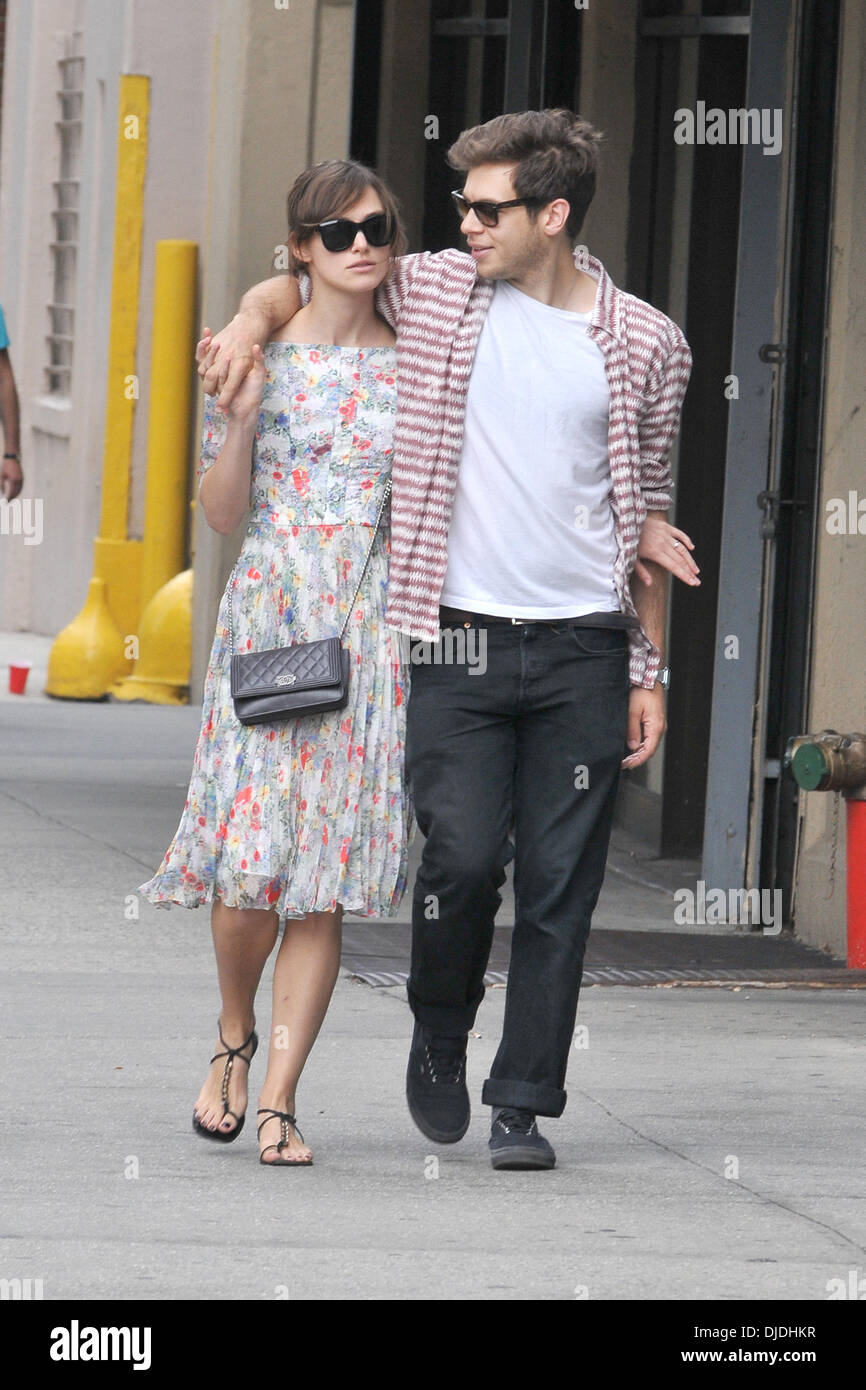 Keira Knightley e il suo fidanzato James Righton facendo una passeggiata nel quartiere di Soho di New York City, Stati Uniti d'America - 05.08.12 Foto Stock