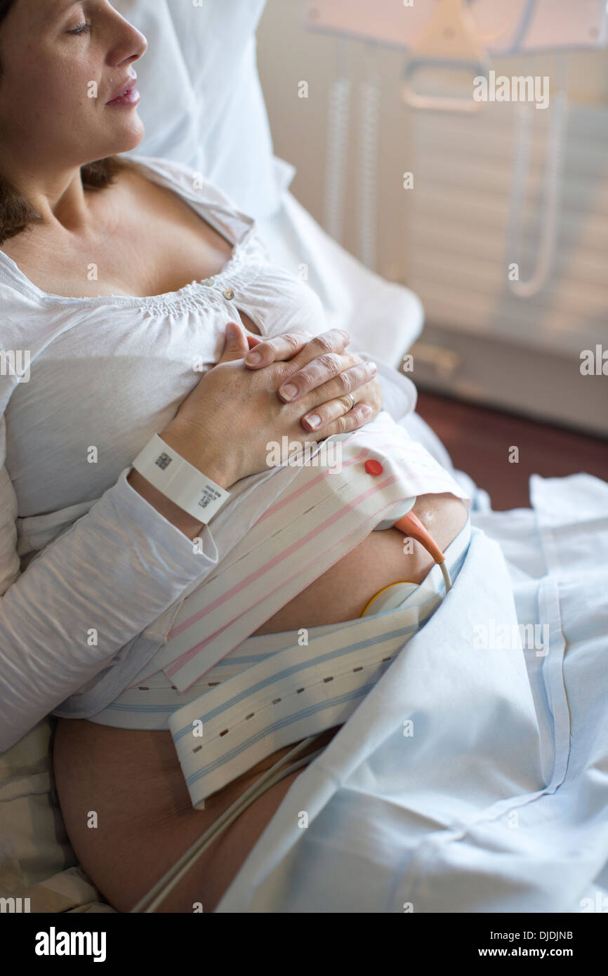 Elettronico di monitoraggio fetale, la cardiotocografia in ospedale reparto di maternità, Kingston Upon Thames, Surrey, England, Regno Unito Foto Stock