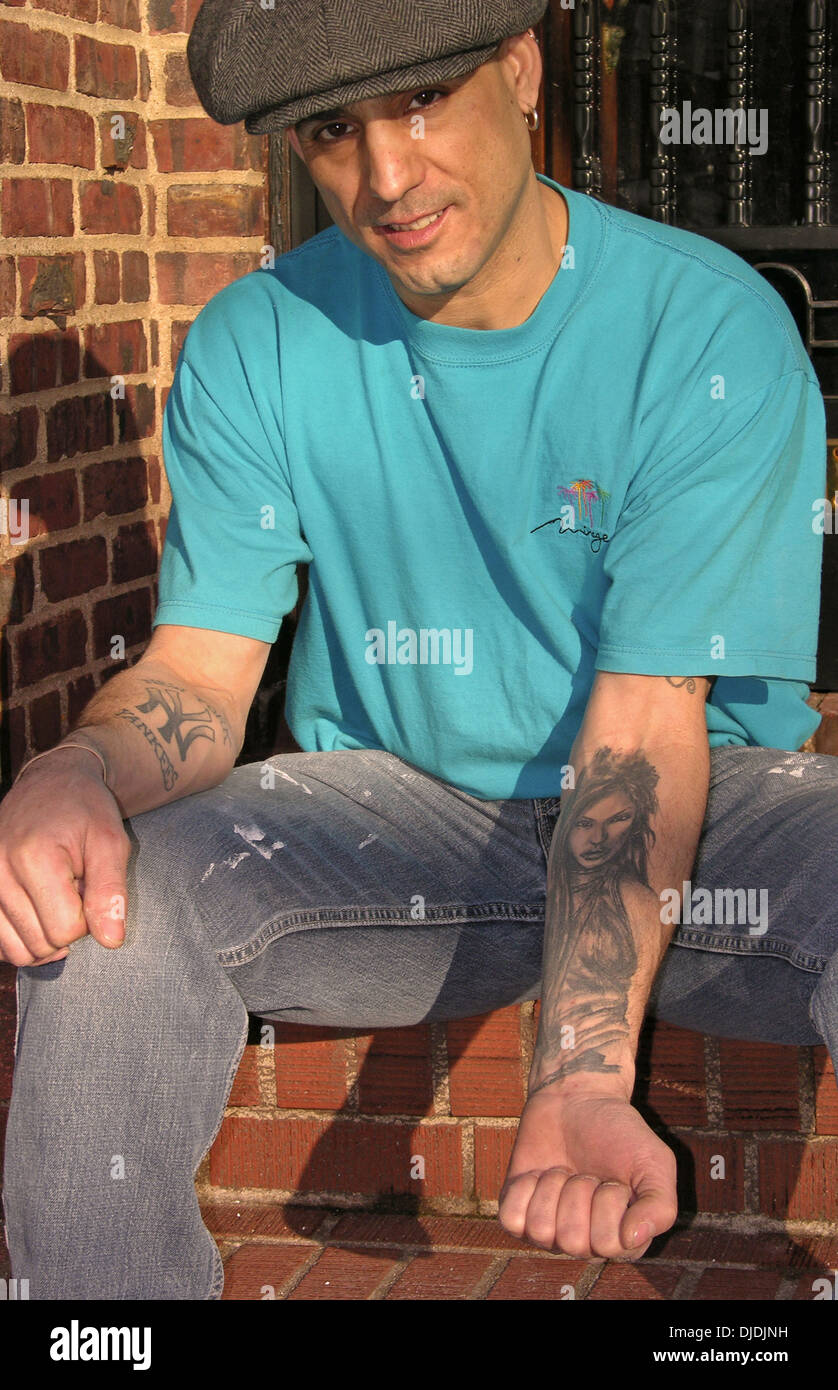 Un lavoratore edile con un tatuaggio ritratto di Angelina Jolie sul suo avambraccio. Queens, a New York Foto Stock