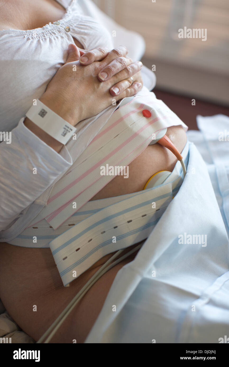 Elettronico di monitoraggio fetale, la cardiotocografia in ospedale reparto di maternità, Kingston Upon Thames, Surrey, England, Regno Unito Foto Stock