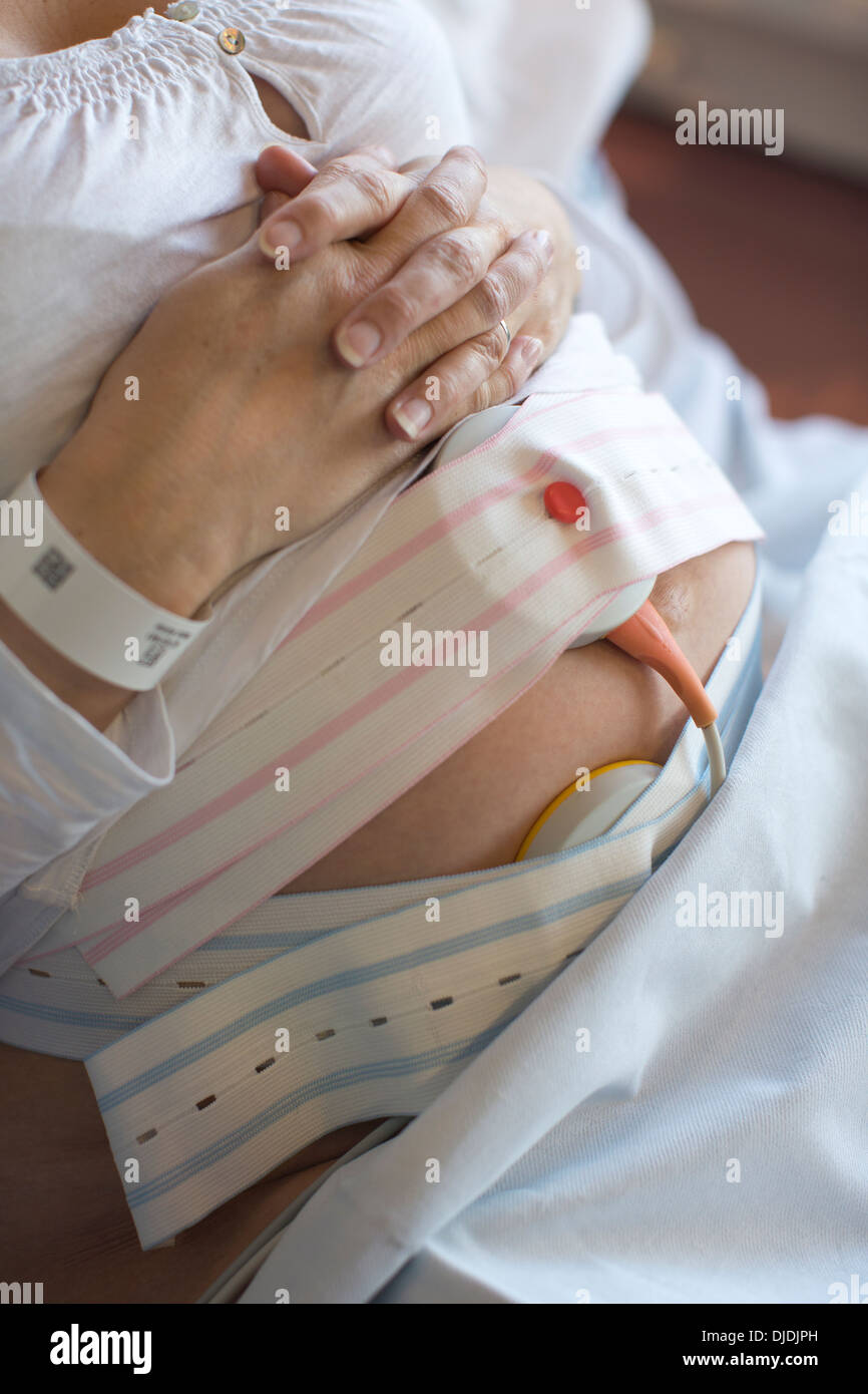 Elettronico di monitoraggio fetale, la cardiotocografia in ospedale reparto di maternità, Kingston Upon Thames, Surrey, England, Regno Unito Foto Stock