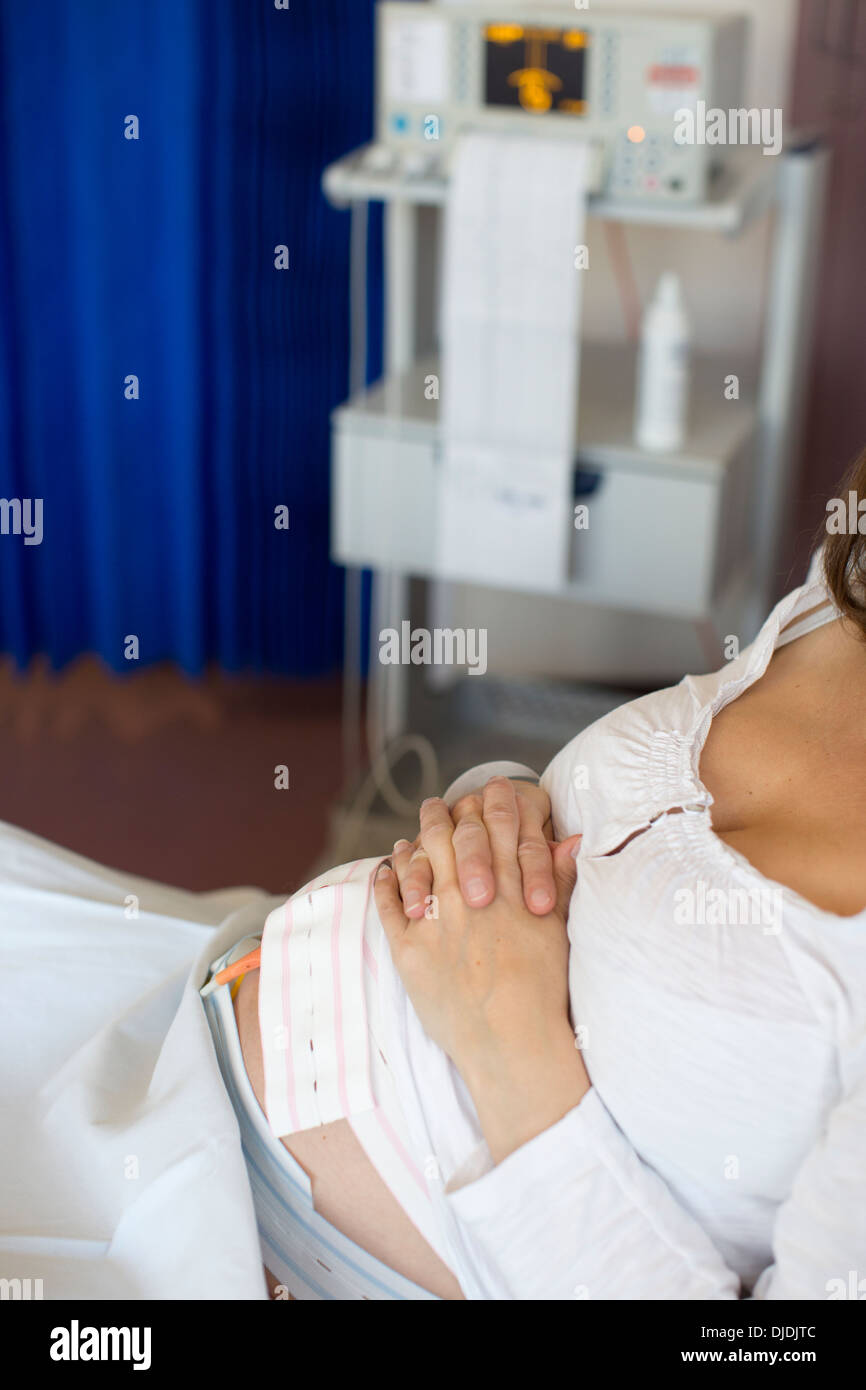 Elettronico di monitoraggio fetale, la cardiotocografia in ospedale reparto di maternità, Kingston Upon Thames, Surrey, England, Regno Unito Foto Stock