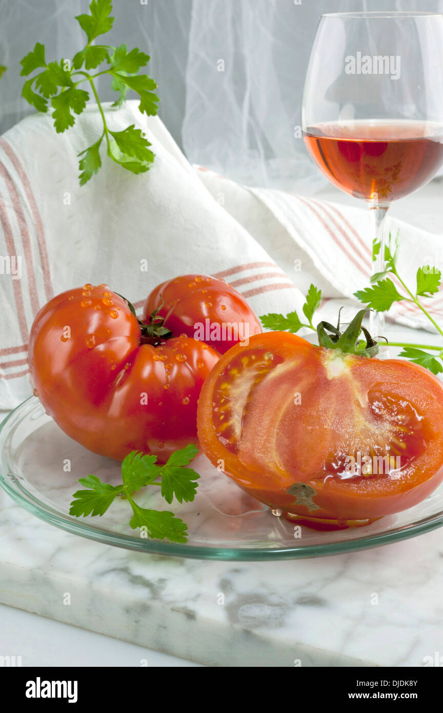 Pomodori, bicchiere di vino Foto Stock