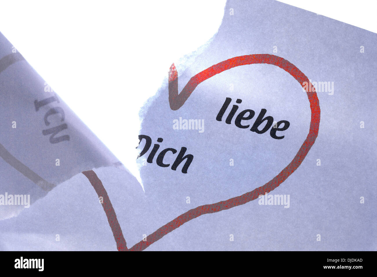 Pezzo di carta strappata con la scritta "Ich liebe dich", tedesco per "ti amo" Foto Stock