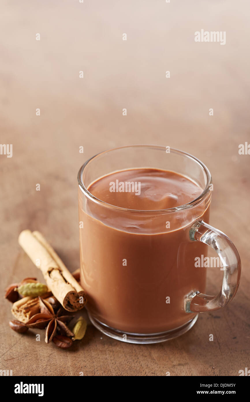 Cioccolata calda in un bicchiere di vetro con cannella e semi di anice Foto Stock