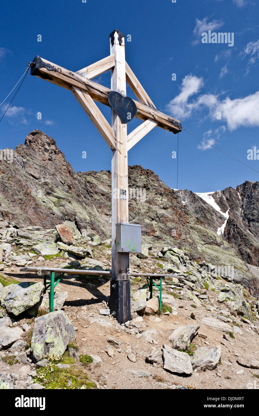 Vertice di croce su Mt Schmied a Langtaufers in Alta Val Venosta, Alto Adige, Trentino Alto Adige, Italia Foto Stock