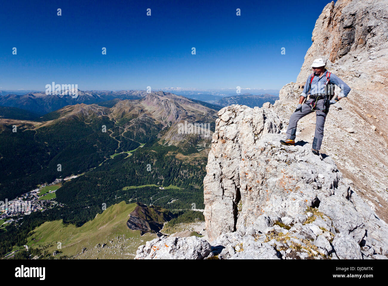 L'alpinista salendo la Via Ferrata Bolver-Lugli arrampicata sulla Cima della Vezzana Mountain nella pala di gruppo o pala di Foto Stock