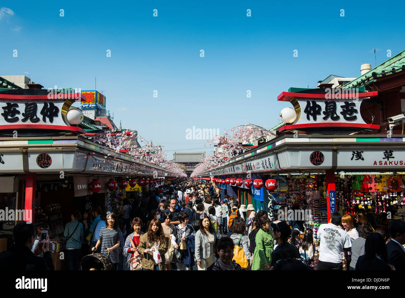 I turisti sul loro modo di Sensō-ji il Tempio Asakusa, Tokyo, Giappone Foto Stock