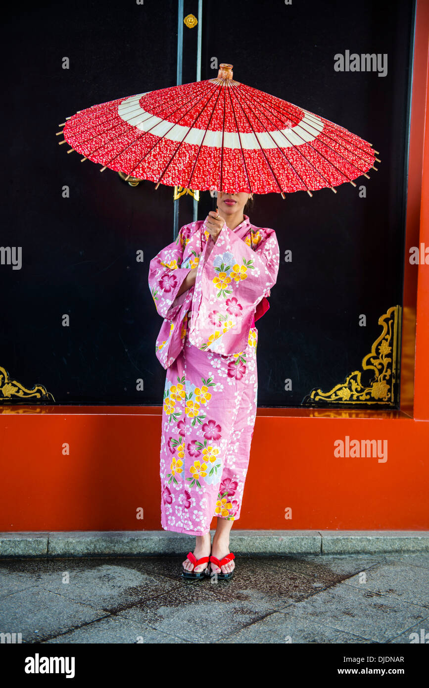 Giovane donna in kimono e con olio di carta-ombrello, Sensō-ji il Tempio Asakusa, Tokyo, Giappone Foto Stock Giovane donna in kimono e con olio di carta-ombrello, Sensō-ji il Tempio Asakusa, Tokyo, Giappone Foto Stock