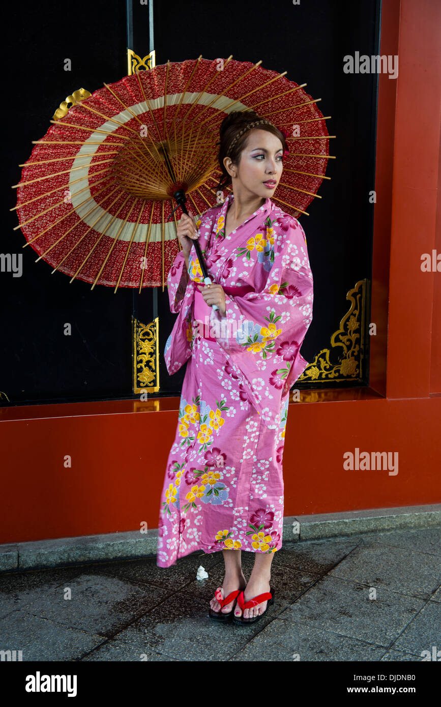 Giovane donna in kimono e con olio di carta-ombrello, Sensō-ji il Tempio Asakusa, Tokyo, Giappone Foto Stock Giovane donna in kimono e con olio di carta-ombrello, Sensō-ji il Tempio Asakusa, Tokyo, Giappone Foto Stock