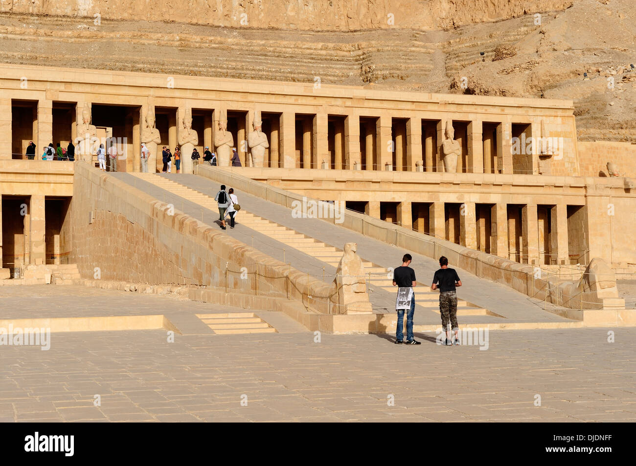 Tempio mortuario della Regina Hatshepsut a Deir el-Bahri, Luxor, Egitto Foto Stock