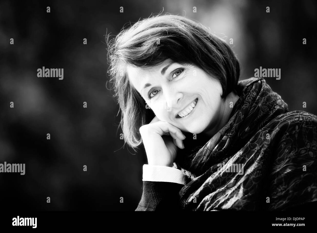 Donna sorridente all'aperto, ritratto Foto Stock