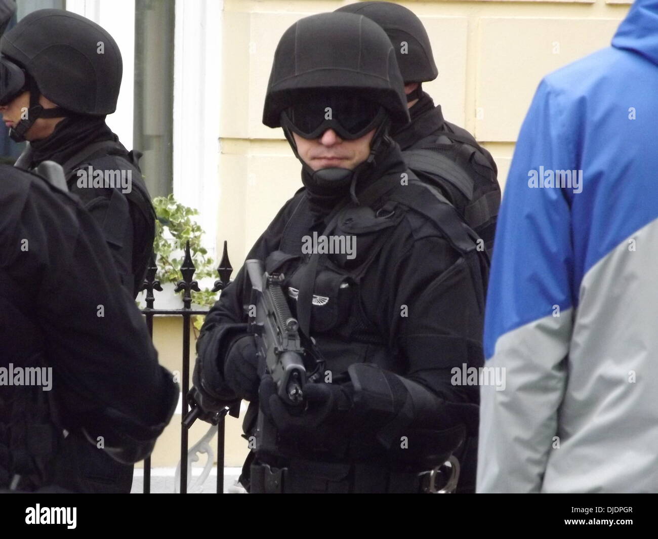 Atmosfera truppe unità di riprese di una scena per la serie 7 del popolare BBC sci-fi serie Dr Who. Galles - 07.06.12 Foto Stock