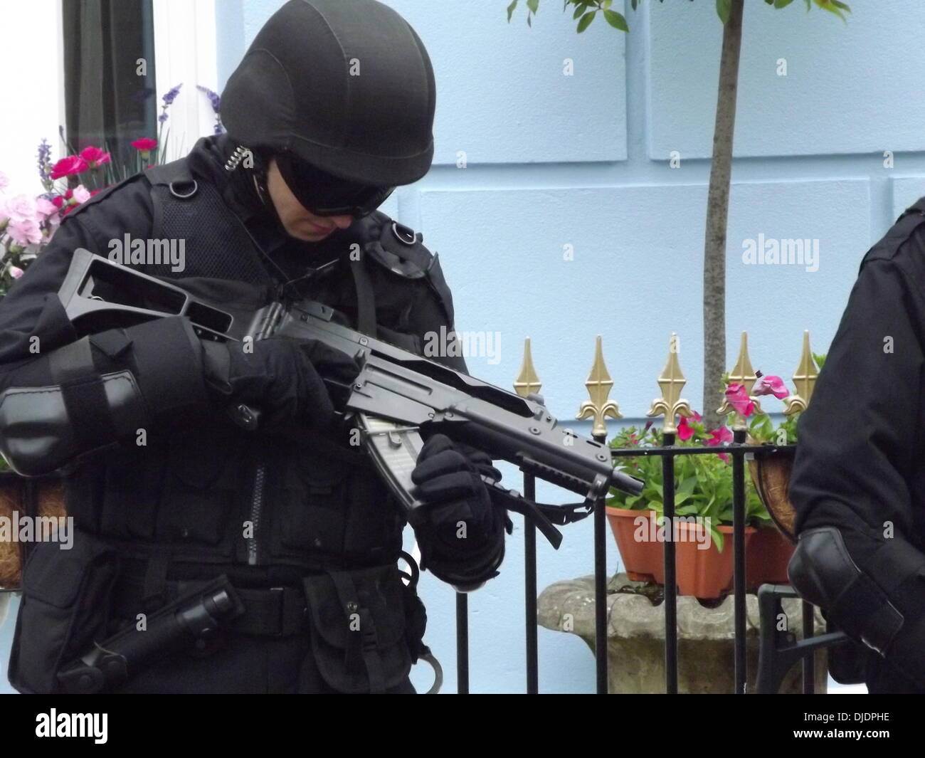 Atmosfera truppe unità di riprese di una scena per la serie 7 del popolare BBC sci-fi serie Dr Who. Galles - 07.06.12 Foto Stock