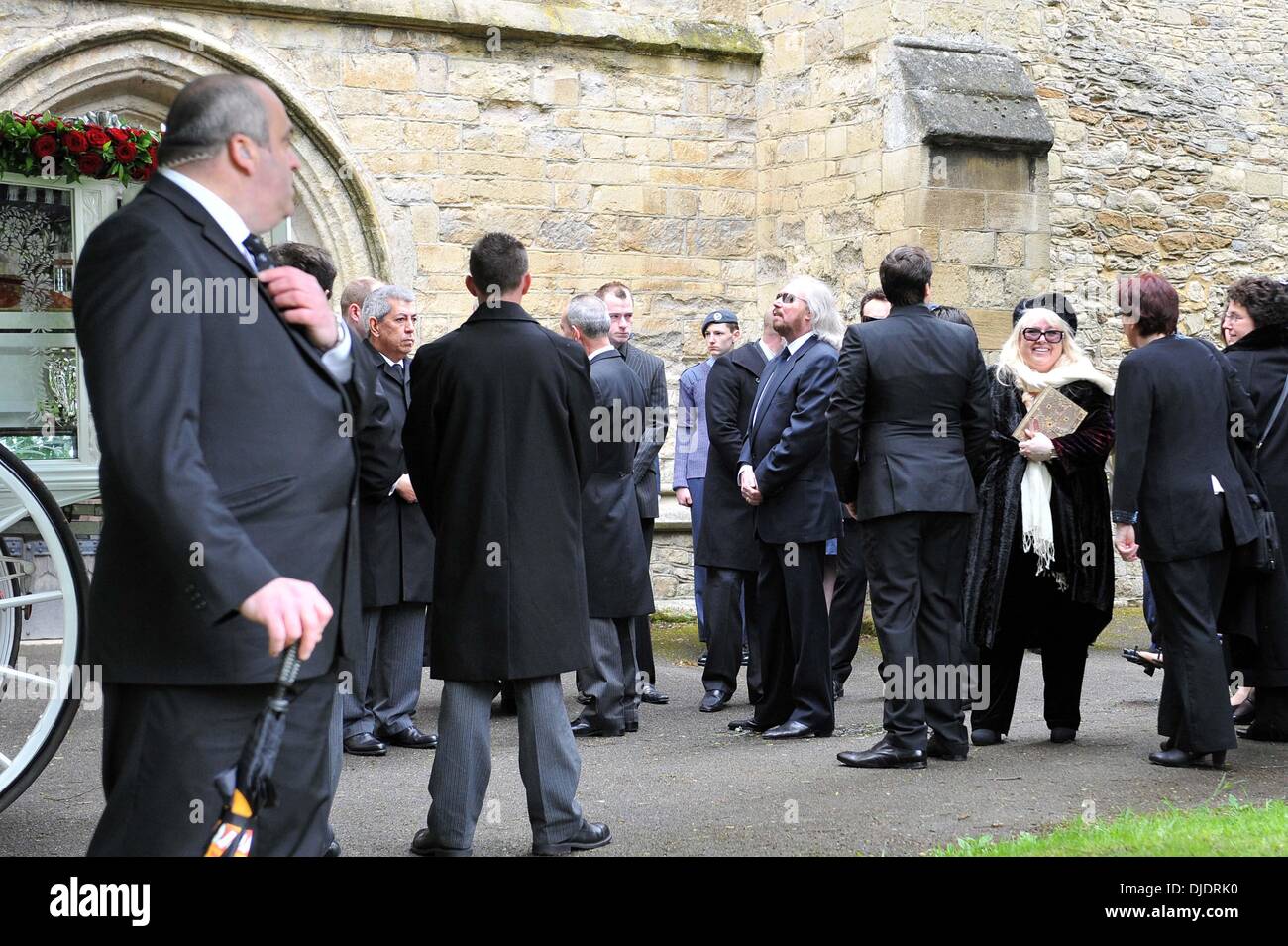 Barry Gibb e Dwina Gibb i funerali di Robin Gibb svoltasi nella sua città natale di Thame Oxfordshire, Inghilterra - 08.06.12 Foto Stock