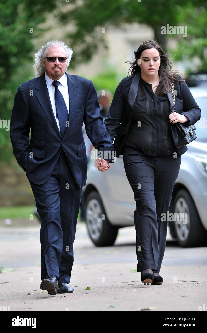 Barry Gibb e sua figlia il funerale di Robin Gibb svoltasi nella sua città natale di Thame Oxfordshire, Inghilterra - 08.06.12 Foto Stock