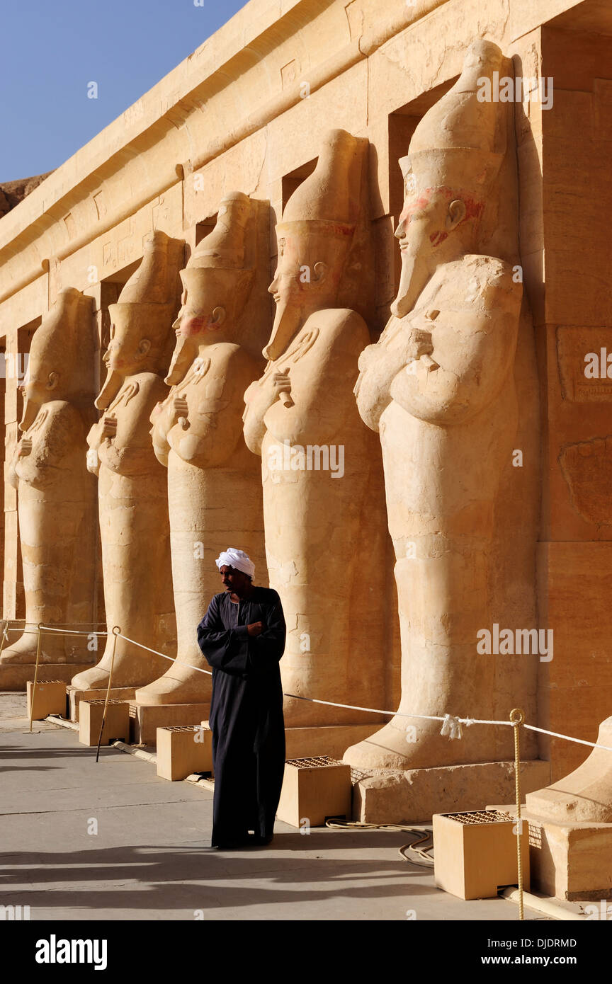 Colossali statue di Osiride della regina - tempio mortuario della Regina Hatshepsut a Deir el-Bahri, Luxor, Egitto Foto Stock