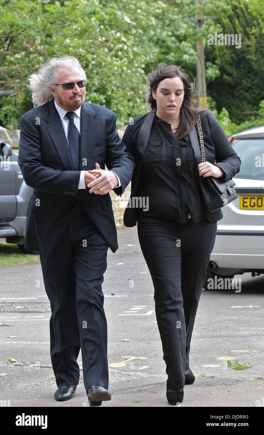 Barry Gibb e sua figlia il funerale di Robin Gibb svoltasi nella sua città natale di Thame Oxfordshire, Inghilterra - 08.06.12 Foto Stock