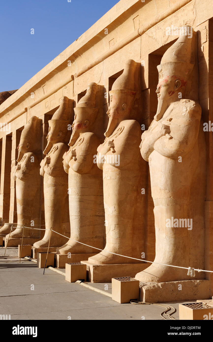 Colossali statue di Osiride della regina - tempio mortuario della Regina Hatshepsut a Deir el-Bahri, Luxor, Egitto Foto Stock