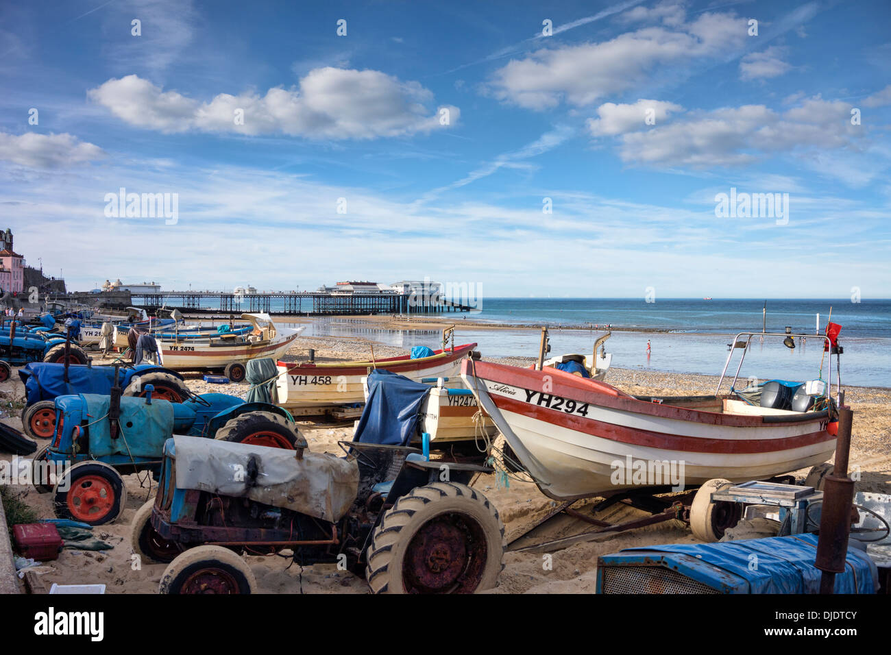 I vecchi trattori ottenere una seconda carriera come barca da pesca lanciatori a Cromer Beach, Norfolk, Inghilterra Foto Stock